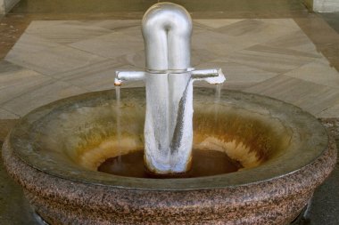 Karlovy Vary 'de termal kaplıca. Maden suyu kaynaklarının sütunları. Çek Cumhuriyeti.