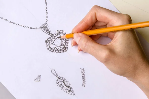 Mücevher Tasarımı Çizimi. Kağıda mücevher çiziyorum. Tasarım Stüdyosu. Yaratıcılık Fikirleri.