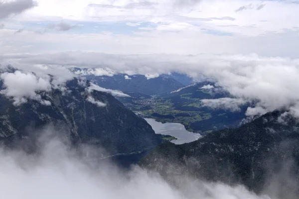 ここからはハルシュタット湖とハルシュタット湖が一望できます 鳥の目からオーストリアの観光 アルプスは冬と夏の両方で人気の観光地です 標高2100メートル 屋外と自然 ヨーロッパ — ストック写真