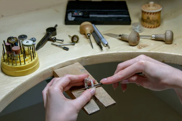 Beruf Juwelier Schmuck Basteln Hände Eines Juweliers Handarbeit Nahaufnahme — Stockfoto