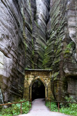 ÇEK CUMHURİYETİ. ADRSPACH-TEPLITSKIE BREES. 10 Ekim 2020. Çek rock kasabası Adrspach. Kayalık şehir turistleri çeker. Çek Cumhuriyeti 'nde turizm. 