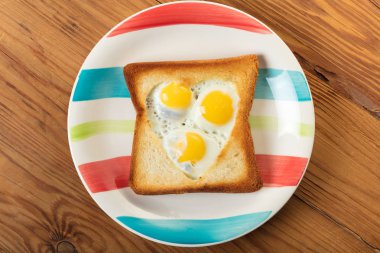 bir tost ahşap arka plan üzerinde kızarmış bıldırcın yumurtası  