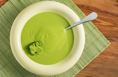 yeşil bezelye ve brokoli krem çorba