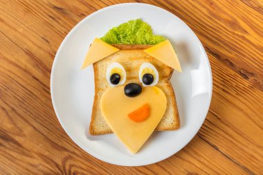 ahşap arka plan üzerinde sandviç ile peynir ve Bıldırcın yumurta