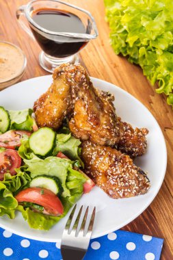 taze sebze soslu tavuk kanatları