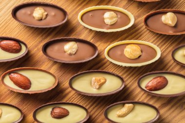 ahşap arka plan üzerinde fındıklı çikolata şeker