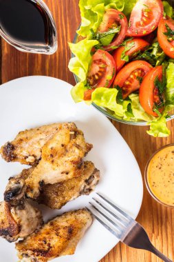 taze sebze soslu tavuk kanatları