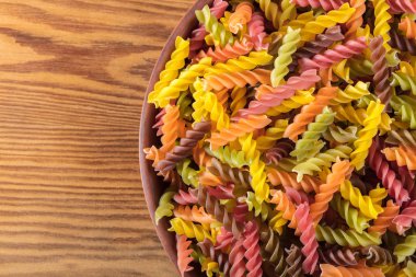 ahşap arka plan üzerinde çiğ renkli makarna