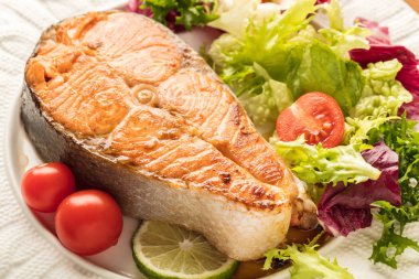 Biftek kırmızı balık sebze closeup ile pişmiş