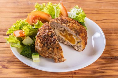 ahşap arka plan üzerinde sebzeli yumurta viski