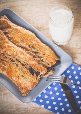 Haşhaş tohumu ve ahşap arka plan üzerinde süt pişirme, strudel