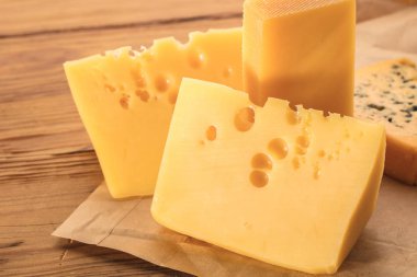 peynir adet portre ahşap arka plan üzerinde