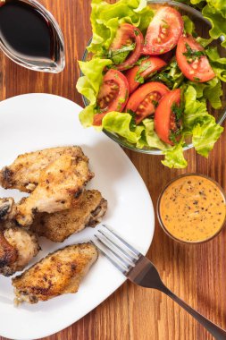 taze sebze soslu tavuk kanatları