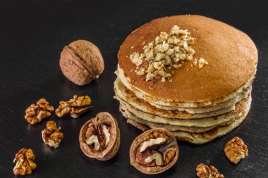 Siyah bir zemin üzerine taze ceviz ile gözleme