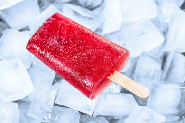 Suyu buz sopa closeup arka plan üzerinde dondurulmuş