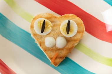 Bir hayvan şeklinde bıldırcın yumurtalı sandviç