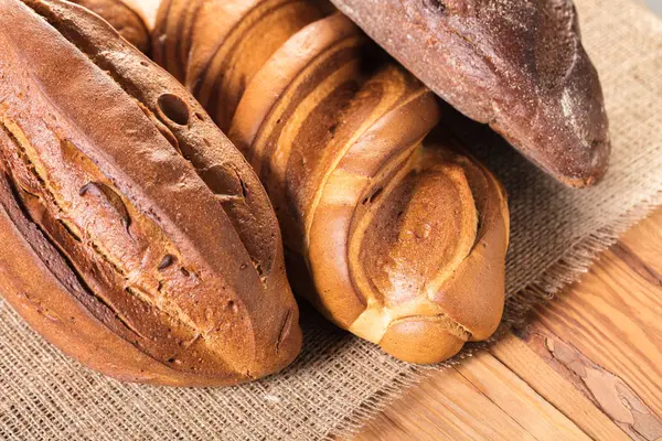 Close Van Het Brood Een Houten Achtergrond Rustieke Stijl — Stockfoto