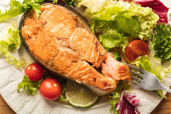 Filete Cocido Pescado Rojo Con Verduras Primer Plano — Foto de Stock