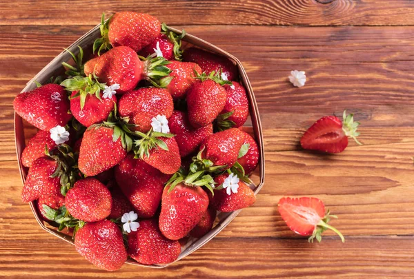 Fresas Frescas Una Canasta Sobre Fondo Madera — Foto de Stock