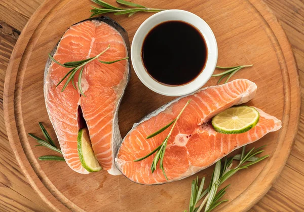 Filetes Salmón Rojo Sobre Fondo Madera — Foto de Stock