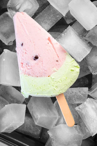 Морозиво Крупним Планом Фоні Кубиків Льоду — стокове фото