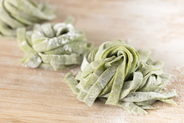 çiğ ıspanak makarna ahşap arka plan üzerine