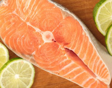 Kırmızı balık, limon dilimi yakın çekim ile somon biftek