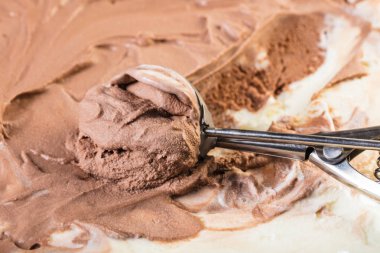 Kaşık çikolata vanilyalı dondurma closeup ile