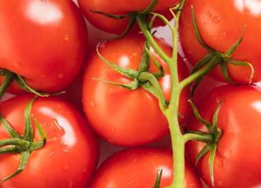 Su damla yakın çekim, sebze arka plan ile olgun domates