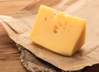 ahşap arka plan üzerinde peynir parçası