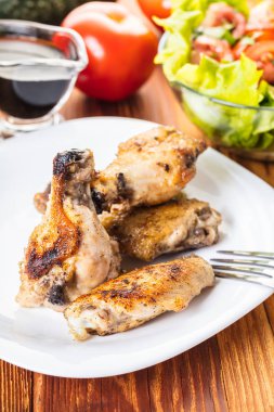 taze sebze soslu tavuk kanatları