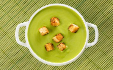 croutons yeşil bezelye püresi krem çorba