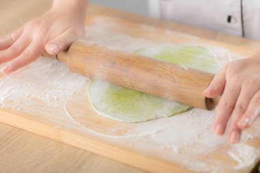 Şef bir oklava ile hamur rulo