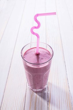 Sütlü ahududu Beyaz ahşap zemin üzerinde kokteyl