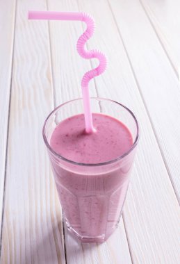 Sütlü ahududu Beyaz ahşap zemin üzerinde kokteyl