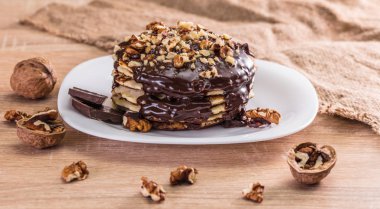 Ahşap arka plan üzerinde fındıklı çikolata ile gözleme