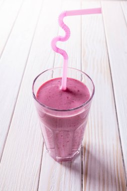 Sütlü ahududu Beyaz ahşap zemin üzerinde kokteyl