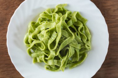 ahşap arka plan üzerinde pişmiş ıspanak makarna