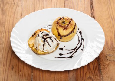 elma vanilyalı dondurma ile pişmiş tatlı