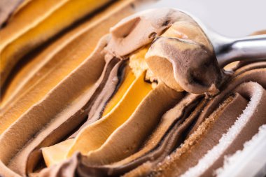 Çikolatalı dondurma yakın çekim kaşıkla