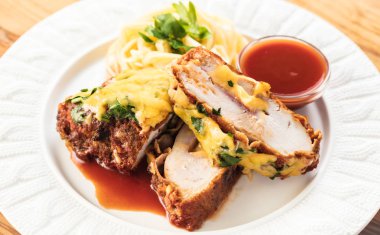 peynir portre ile pişmiş dilimlenmiş tavuk fileto