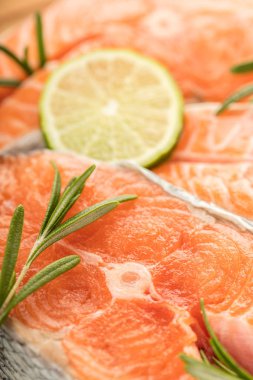 Kırmızı balık, limon dilimi yakın çekim ile somon biftek