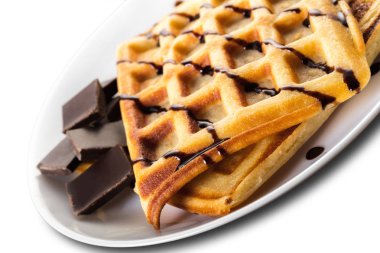 Beyaz izole zemin üzerine çikolata ile Belçika Waffle