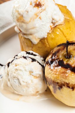 elma vanilyalı dondurma ile pişmiş tatlı