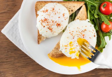 kızarmış ekmek ve salata ile haşlanmış yumurta