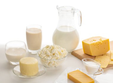 Natürmort beyaz zemin üzerine süt ürünleri