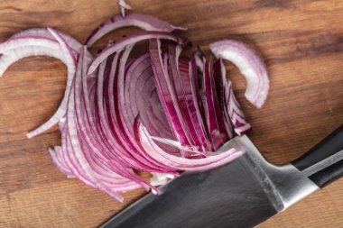 doğranmış soğan yarım halkalar ahşap arka plan üzerinde