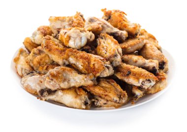 Kızarmış tavuk kanatları beyaz izole arka planda