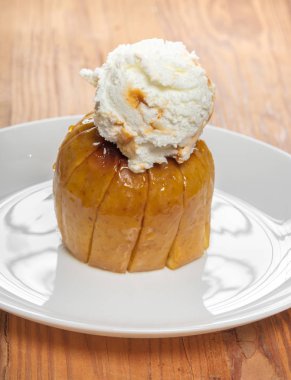 elma vanilyalı dondurma ile pişmiş tatlı