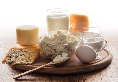 Natürmort beyaz zemin üzerine süt ürünleri